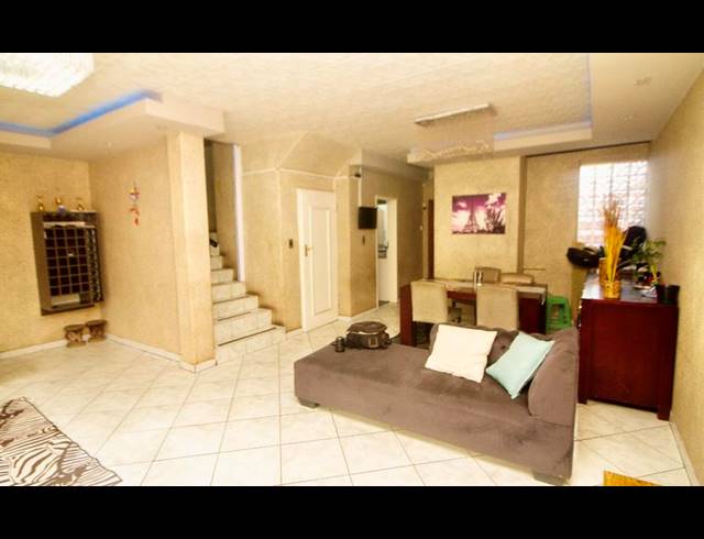 3 BEDROOM DUPLEX FOR SALE IN MEADOWBROOK